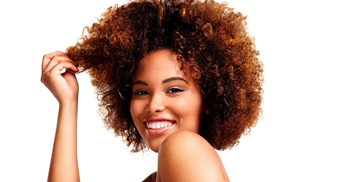 Morena iluminada no cabelo cacheado: como fazer e cuidar?